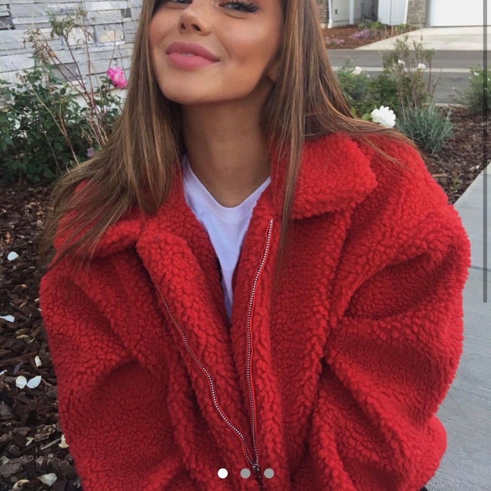 I.AM.GIA “Pixie Coat” in Red as seen on 
Sahar Luna 🤍